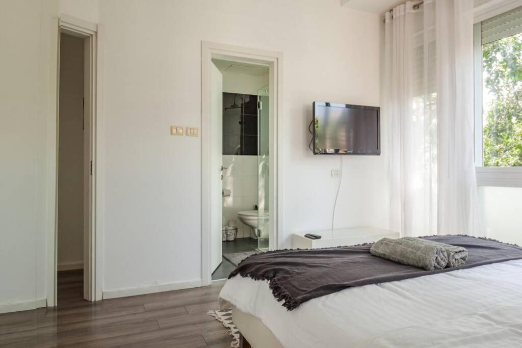 Big Apartment Next To Gordon Beach Plus Free Parking Tel Aviv Exterior foto