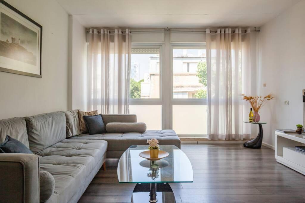 Big Apartment Next To Gordon Beach Plus Free Parking Tel Aviv Exterior foto