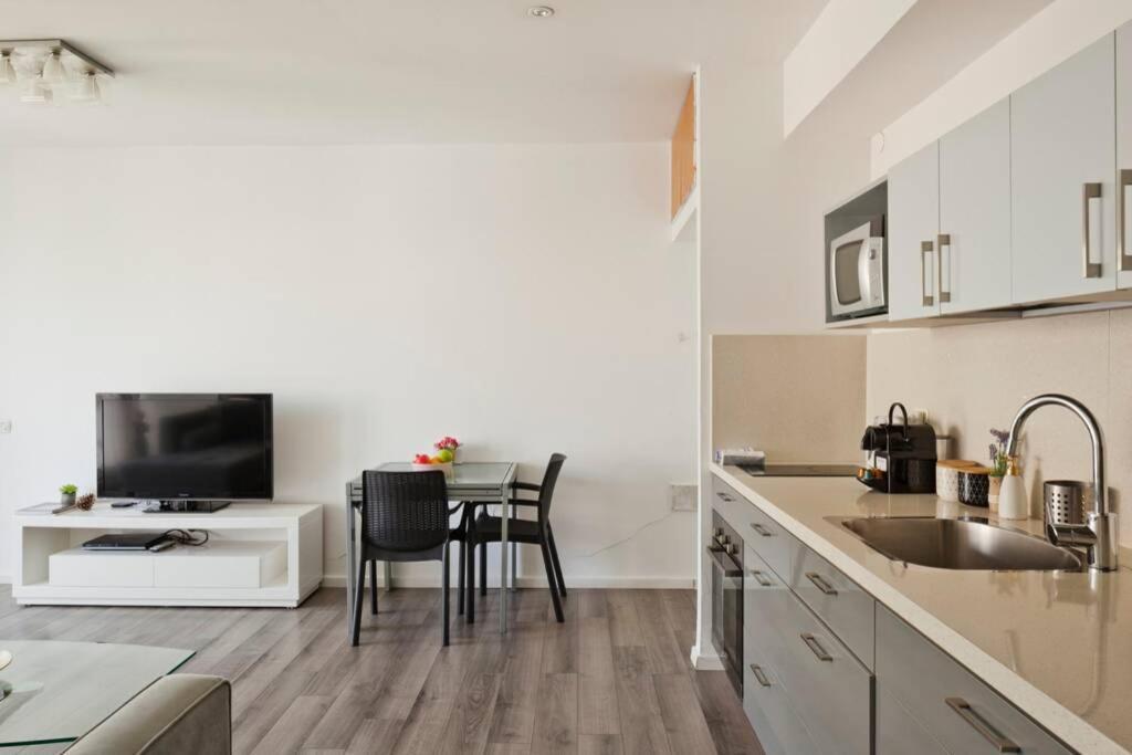 Big Apartment Next To Gordon Beach Plus Free Parking Tel Aviv Exterior foto