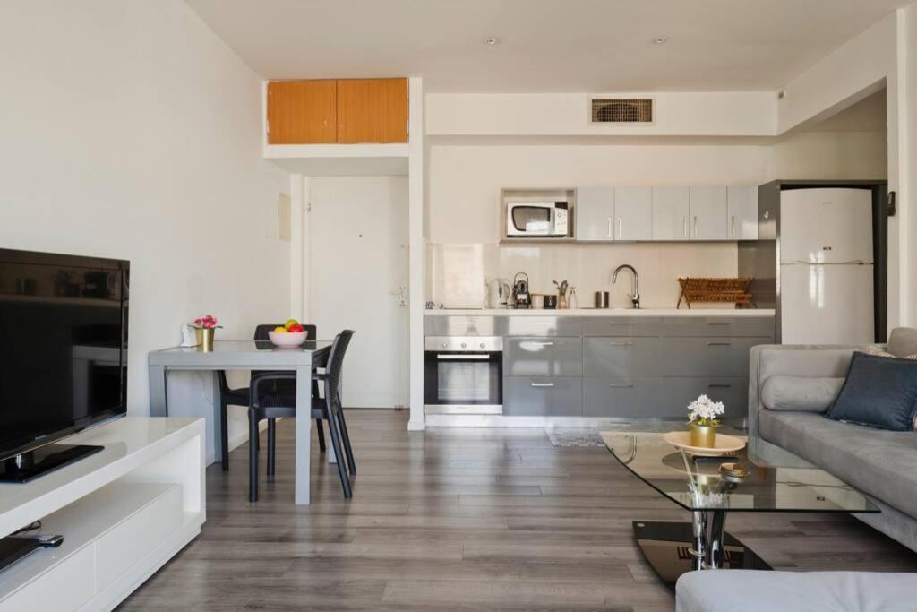 Big Apartment Next To Gordon Beach Plus Free Parking Tel Aviv Exterior foto